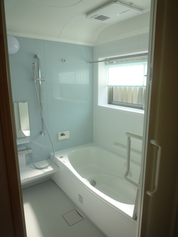 浴室もスッキリとした色を採用し、ゆったりできるバスルームにしました。